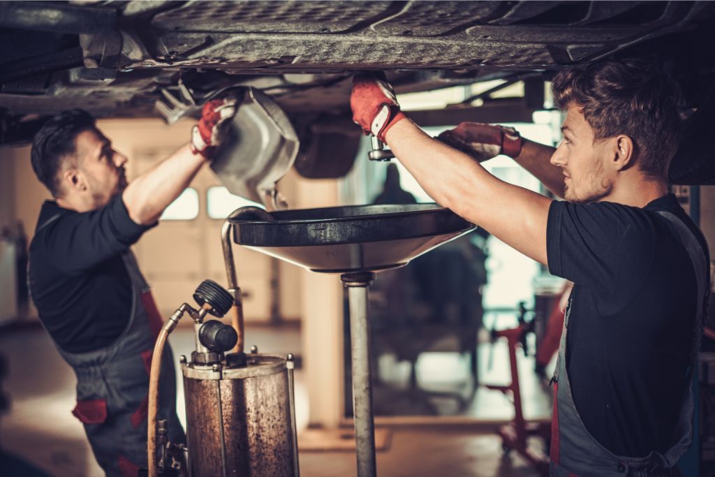 Vidange maison vs vidange en atelier : quelle option est la plus avantageuse ?